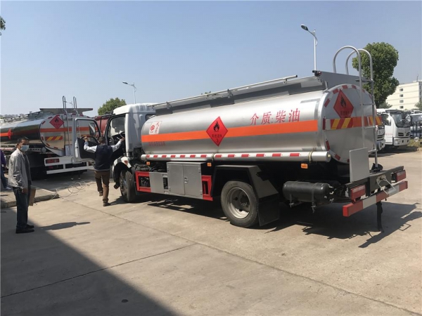 国六东风凯普特170马力8.5方加油车【实际容积8.8方】