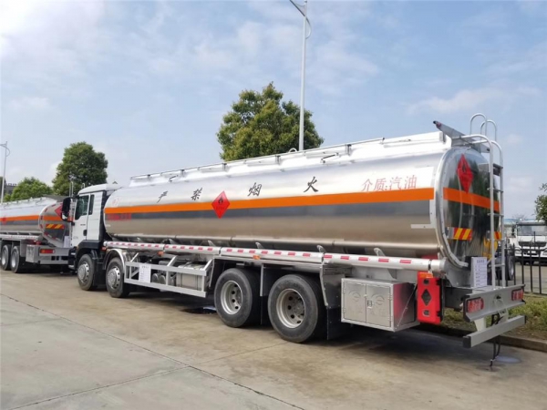 重汽汕德卡前四后八30.5方铝合金运油车【20吨不超载】