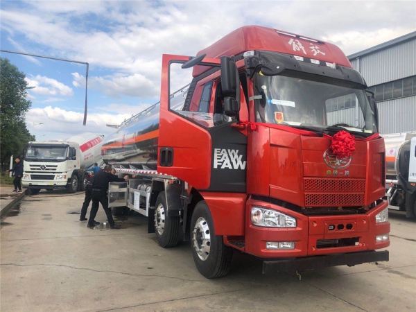 国五370马力解放J6前四后八27方铝合金油罐车【实际容积29立