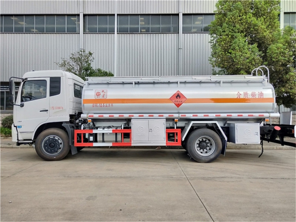 国五东风天锦12.5方加油车【满装载12吨】