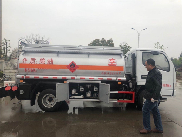 国五东风多利卡4.66方油罐车【实际容积5.5方】