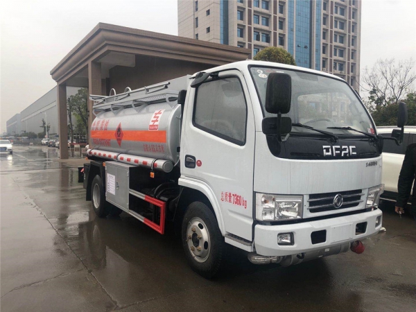 国五东风多利卡4.66方油罐车【实际容积5.5方】