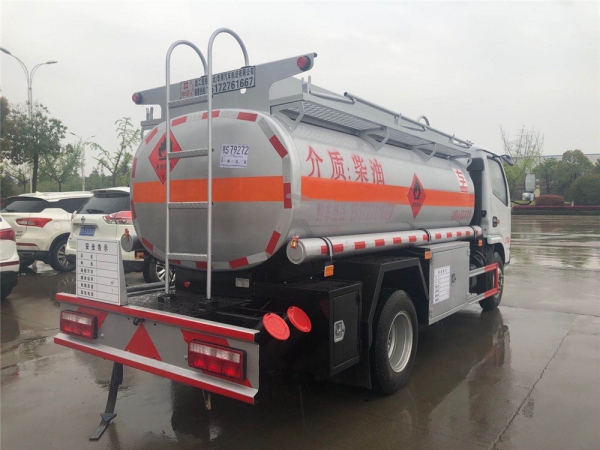 国五东风多利卡4.66方油罐车【实际容积5.5方】