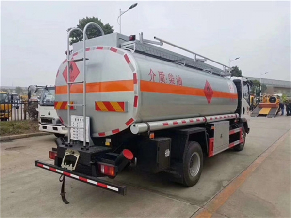 重汽豪沃10.5方实际容积12方满载10吨加油车