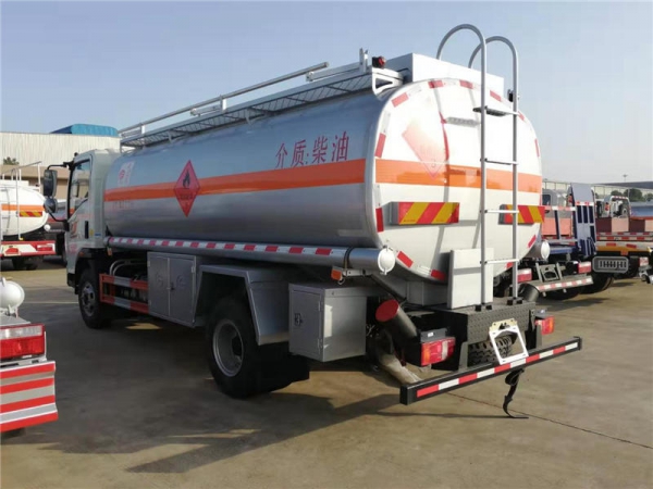 重汽豪沃10.5方实际容积12方满载10吨加油车