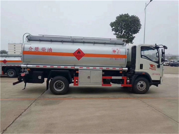 重汽豪沃10.5方实际容积12方满载10吨加油车