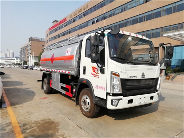 重汽豪沃10.5方实际容积12方满载10吨加油车