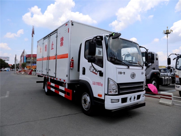 国五解放虎VH140马力厢式运输车(三类易燃液体)