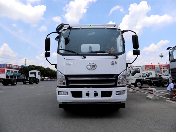 国五解放虎VH140马力厢式运输车(三类易燃液体)