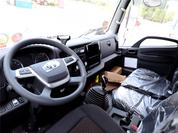 国六跃进112马力易燃液体厢式运输车(汽油机)