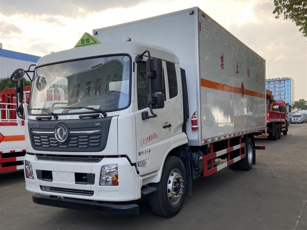 国六东风天锦210马力易燃液体厢式运输车