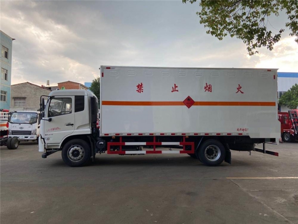 国六东风天锦210马力易燃液体厢式运输车