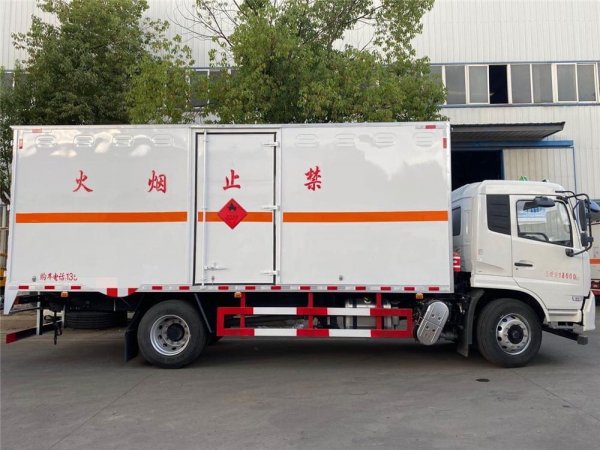 国六东风天锦210马力易燃液体厢式运输车