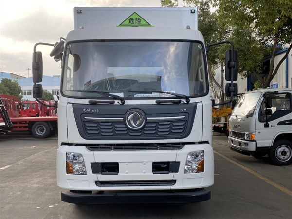 国六东风天锦210马力易燃液体厢式运输车