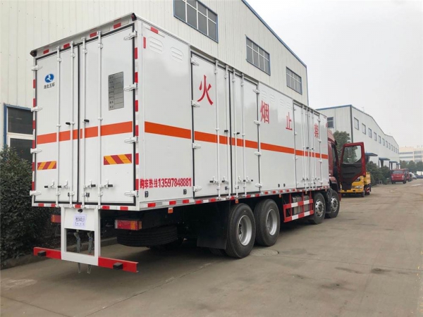 东风柳汽前四后八290马力危险物品厢式运输车