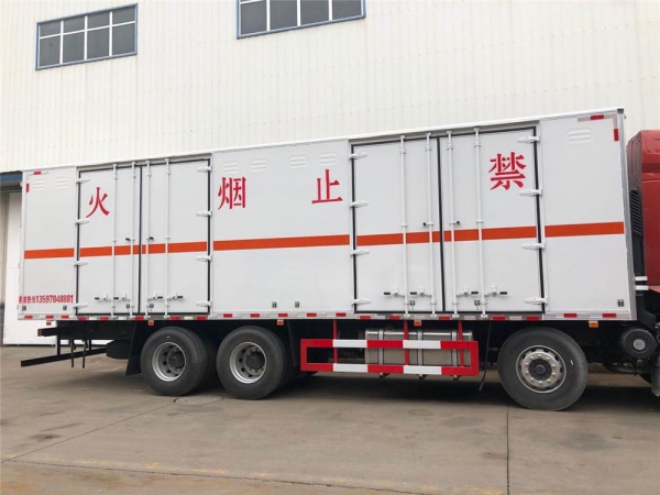 东风柳汽前四后八290马力危险物品厢式运输车