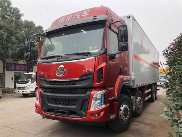 东风柳汽前四后八290马力危险物品厢式运输车