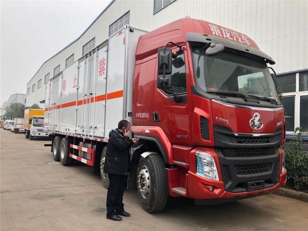 东风柳汽前四后八290马力危险物品厢式运输车