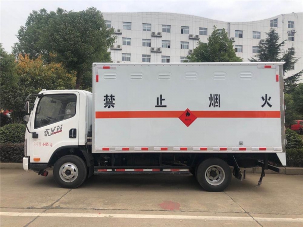 国五解放蓝牌危险品厢式货车4.1货箱