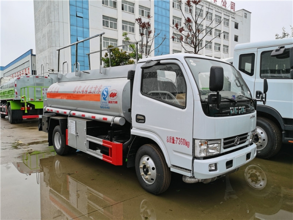 力威牌4.4方运油车