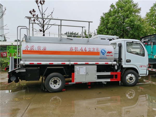 力威牌4.4方运油车