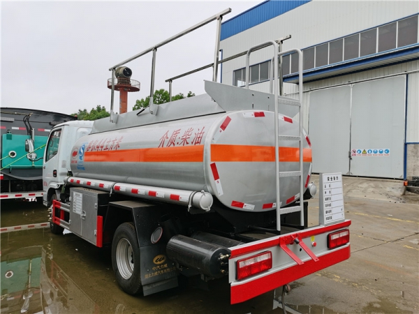 力威牌4.4方运油车