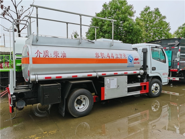 力威牌4.4方运油车