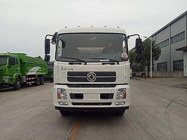 16.6方国五天锦铝合金运油车