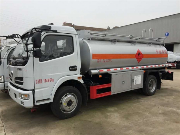 7.78方东风多利卡加油车