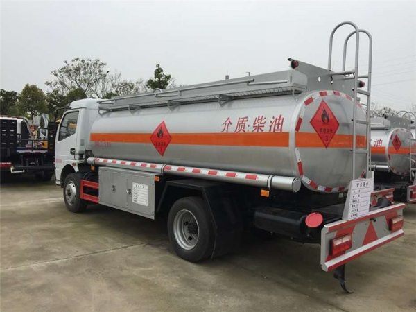 7.78方东风多利卡加油车