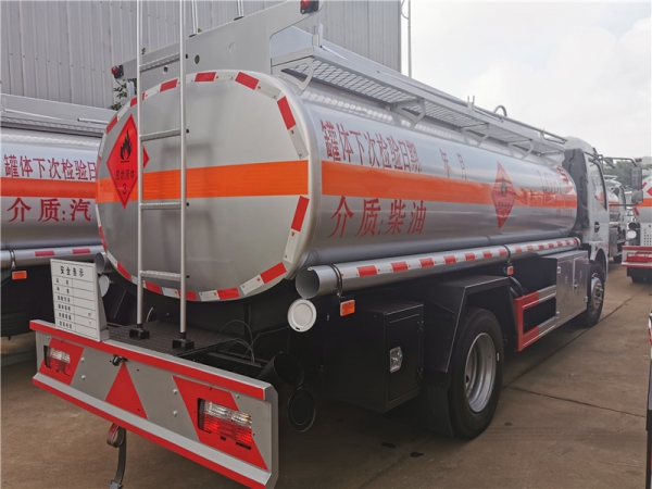 7.78方东风多利卡加油车