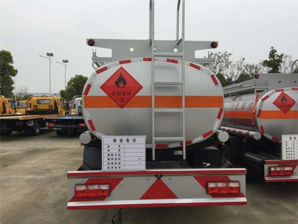 7.78方东风多利卡加油车