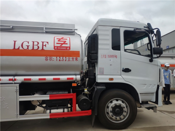 12.53方东风专底油罐车-新款驾驶室