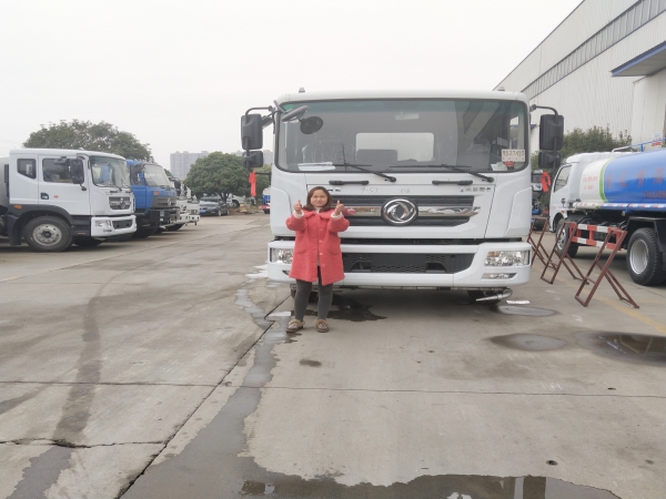 福建客户亲自过来考察喜提一台12吨水车